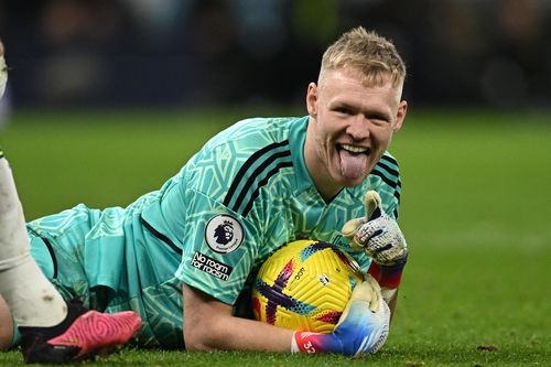 CĐV Tottenham lao xuống sân đánh thủ môn Arsenal
