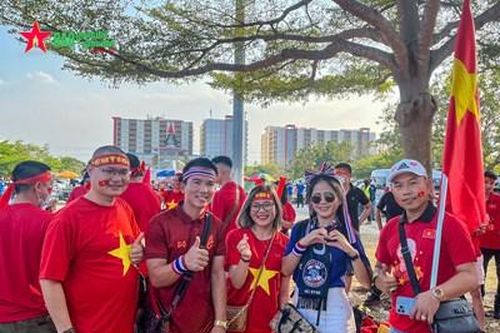Cổ động viên Việt Nam tiếp lửa cho thầy trò HLV Park Hang-seo