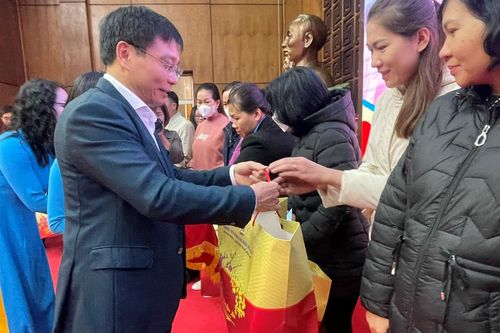Bộ trưởng Giao thông Vận tải tặng 100 suất quà Tết tại Điện Biên
