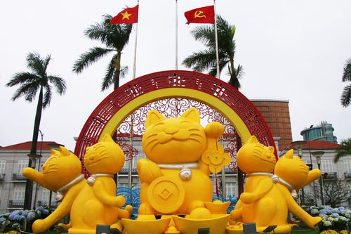 Linh vật mèo trên đường hoa Xuân Đà Nẵng hút khách