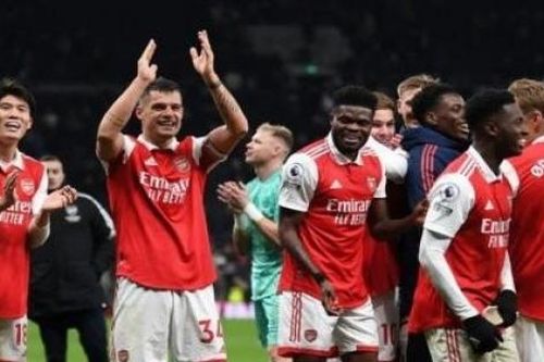 Arsenal xây chắc ngôi đầu Ngoại hạng Anh, Chelsea có niềm vui chiến thắng