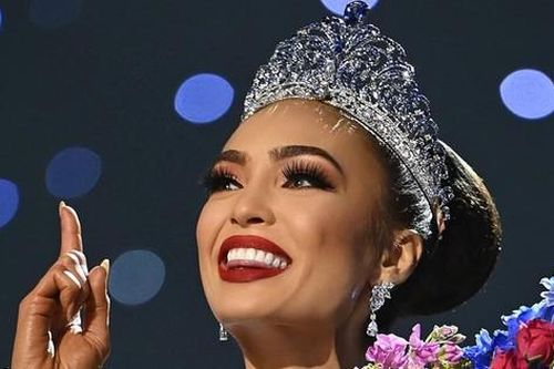 Lùm xùm mua giải của tân Hoa hậu Hoàn vũ