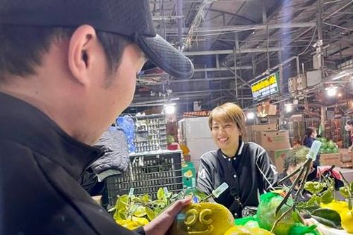 Dưa kim cô nương thư pháp, bưởi thỏi vàng, hồ lô độc lạ 'đổ bộ' Hà Nội