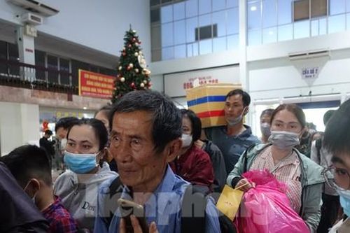 Trưa 25 tháng Chạp, ga Sài Gòn chật ních hành khách về quê đón Tết