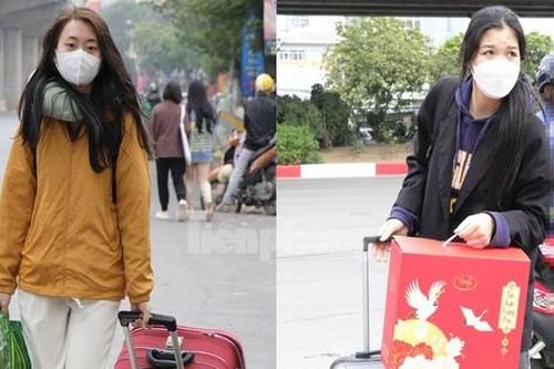 Sinh viên lỉnh kỉnh đồ đạc, mang quà về cho mẹ dịp cuối năm