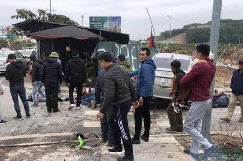 Lao thẳng ô tô vào nhóm người vì tranh giành chỗ đón khách