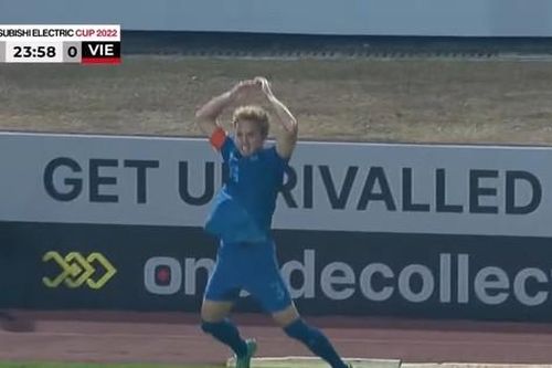 Lập siêu phẩm cháy lưới Văn Lâm, Theerathon ăn mừng theo kiểu Ronaldo