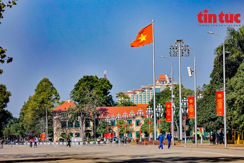 Phố phường Thủ đô rực rỡ cờ hoa mừng Đảng, mừng Xuân