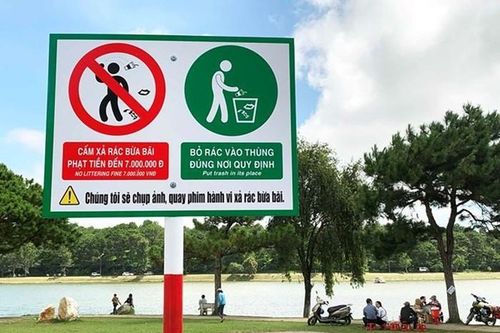 Người đàn ông đổ rác xuống sông Sài Gòn bị phạt 4,5 triệu đồng