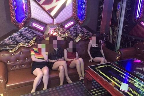 Ập vào quán karaoke Diamond bắt quả tang 4 nhân viên đang múa thoát y phục vụ khách