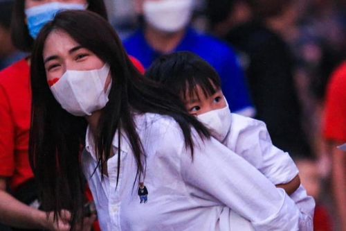 Hòa Minzy và bé Bo có mặt tại Thái Lan để cổ vũ đội tuyển Việt Nam