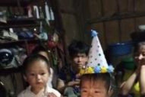 Cô bé nghèo thổi hộp quẹt thay nến sinh nhật: Ước mơ có bánh kem đã thành hiện thực