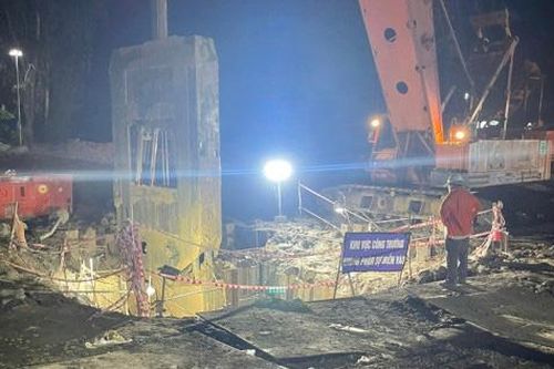 Vụ bé trai rơi vào trụ bê tông: Đưa được 1 đoạn cọc bê tông lên mặt đất