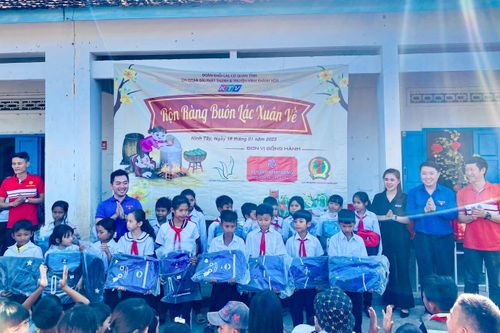 Trao 140 phần quà Tết, học bổng cho học sinh xã Ninh Tây