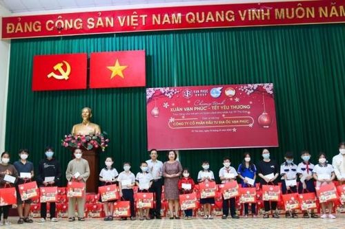 Van Phuc Group tặng quà tết cho 300 trẻ em mồ côi, có hoàn cảnh khó khăn tại TP. Thủ Đức