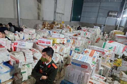 Khởi tố đường dây sản xuất, buôn bán sách giả, thu lời gần một tỷ đồng