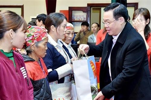 Chủ tịch Quốc hội Vương Đình Huệ thăm, chúc Tết tại huyện Bát Xát, tỉnh Lào Cai