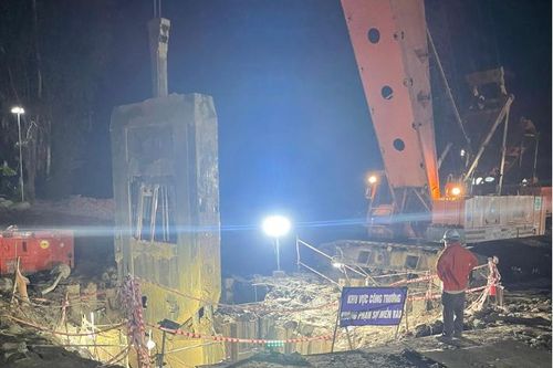 Gần hoàn thành việc đưa thi thể bé Hạo Nam lên mặt đất