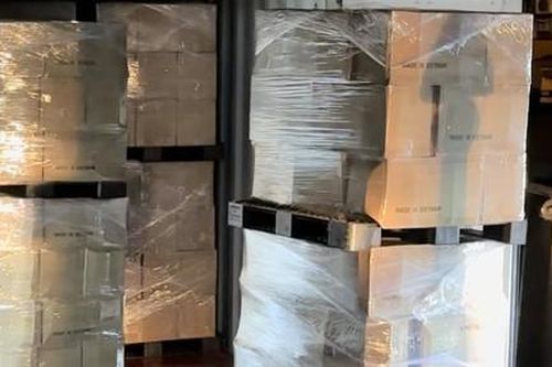 TPHCM: Bắt 2 phụ nữ buôn lậu mỹ phẩm từ Úc về Việt Nam