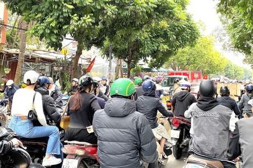 Người dân Hải Phòng chen nhau mua bán tại phiên chợ Hàng cuối cùng của năm 2022 âm lịch