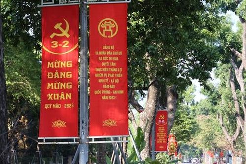 Đường phố Hà Nội rợp cờ hoa mừng Đảng, mừng Xuân Quý Mão 2023