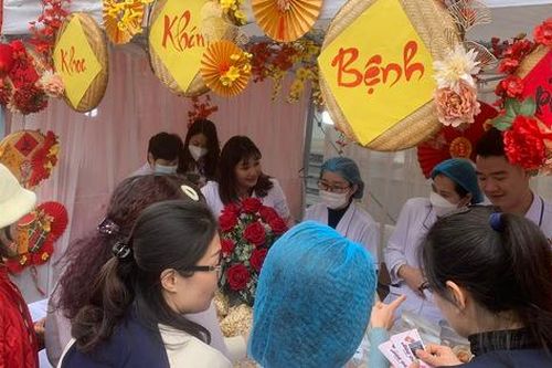'Chợ Tết yêu thương' đặc biệt tại Bệnh viện Bạch Mai