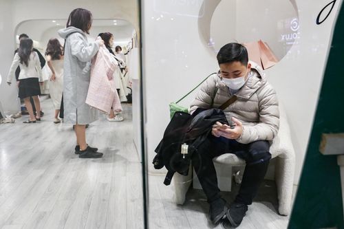 Chờ người yêu đi sắm Tết tới tối muộn