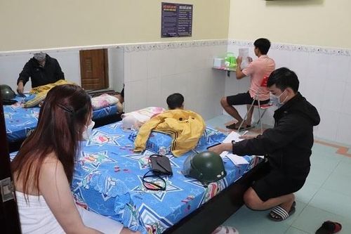 3 đôi nam nữ mua bán dâm trong nhà nghỉ