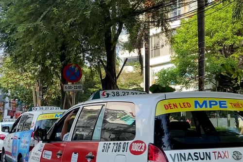 Có bãi đệm trong sân bay Tân Sơn Nhất, tài xế vẫn đậu ngoài đón khách