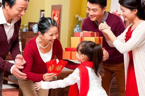 Tặng quà Tết - Nét đẹp văn hóa không nên biến tướng