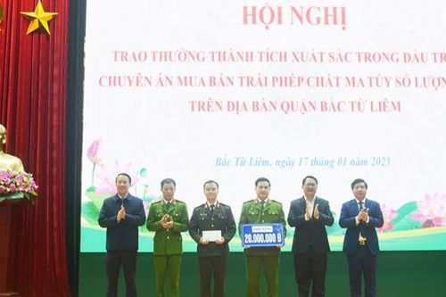 Khen thưởng Công an quận triệt phá chuyên án mua bán trái phép chất ma túy