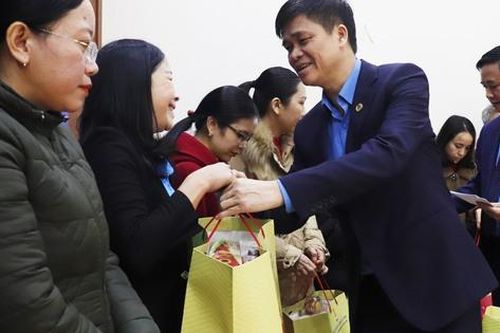 Công đoàn hỗ trợ người lao động bị mất việc làm, giảm giờ làm