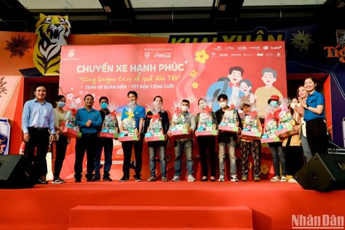 Đưa 450 người lao động có hoàn cảnh khó khăn về quê đón Tết