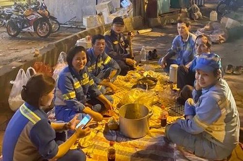 Những ngày cận Tết của anh chị em công nhân môi trường