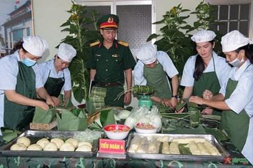 Sư đoàn 5 (Quân khu 7) tổ chức hội thi 'Gói, nấu bánh chưng, bánh tét; nấu ăn, bày cỗ Tết'