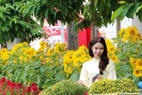 Hai điểm Hội hoa Xuân thu hút rất đông bạn trẻ đến 'check-in' ngay ngày đầu khai mạc