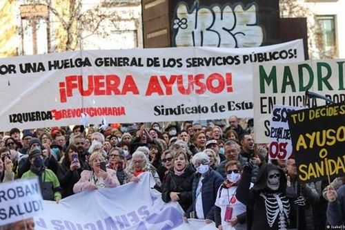Hàng chục ngàn nhân viên y tế biểu tình tại Madrid