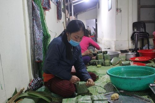 Làng làm bánh chưng, bánh tét 'chạy' hết công suất cho vụ tết