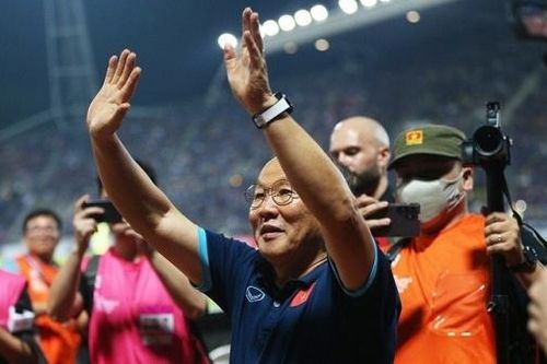 Hình ảnh đội tuyển Việt Nam nhận huy chương bạc AFF Cup 2022 và HLV Park Hang Seo vẫy tay chào
