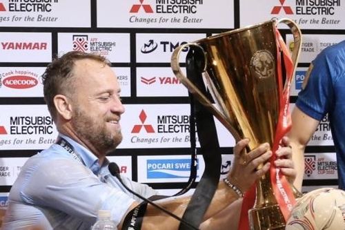 Cầu thủ đội tuyển Thái Lan mừng chức vô địch AFF Cup 2022 ngay tại buổi họp báo