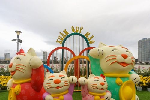 Muôn vẻ ngộ nghĩnh của đàn linh vật mèo tại đường hoa Xuân Đà Nẵng
