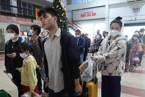 TPHCM: Nhà ga, bến xe 'tăng nhiệt'