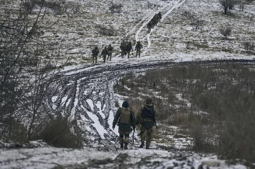 Kiev rút một phần quân khỏi Zaporozhye, Tướng Anh phản đối đưa xe tăng tới Ukraine