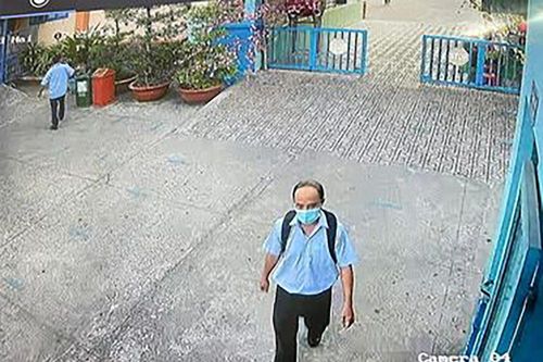 Truy xét kẻ trộm tiền hàng loạt giáo viên khi cả trường đang chào cờ