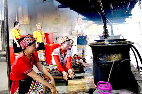 Thức uống ủ bằng men từ 36 loại lá rừng đắt hàng dịp Tết