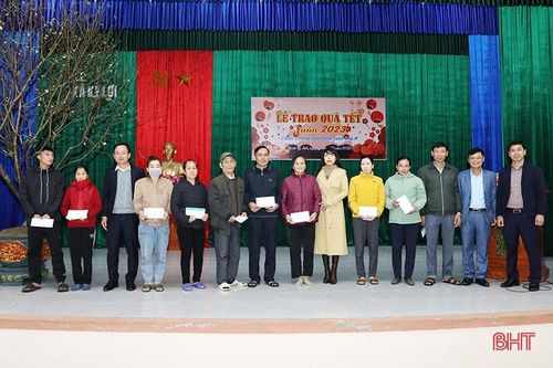 Báo Hà Tĩnh phối hợp trao quà tết cho các hoàn cảnh khó khăn ở TX Kỳ Anh