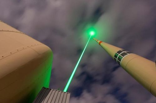 Các nhà khoa học lần đầu tiên dùng laser 'dẫn đường' tia sét