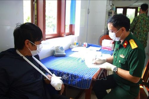 Trung tâm y tế thị trấn Trường Sa cấp cứu ngư dân gặp nạn trên biển