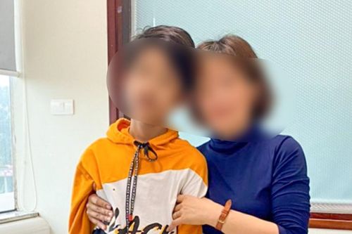 Sau pha làm thủ môn bắt bóng, bé 12 tuổi ngừng tim nhập viện khẩn