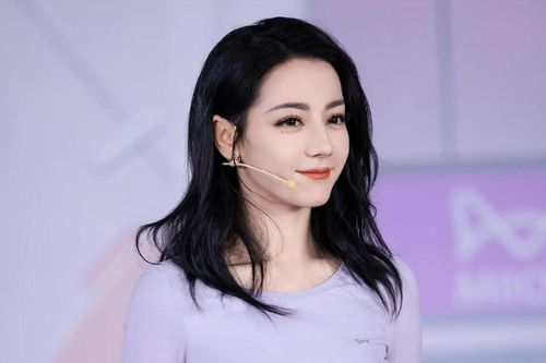 Hết Cúc Tịnh Y, đến Địch Lệ Nhiệt Ba cũng phải mặc đồ rẻ tiền, còn thấy rõ cả chỉ thừa